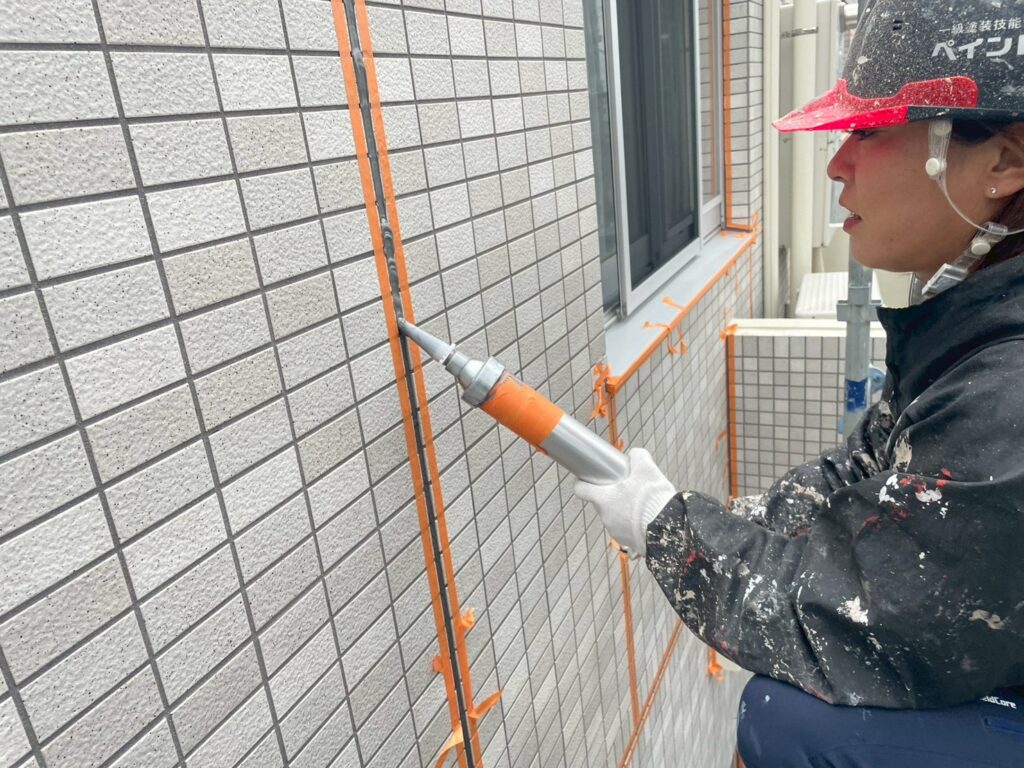 伊勢市某ビル外壁タイル目地のコーキング施工｜雨水侵入を防ぐ重要メンテナンス