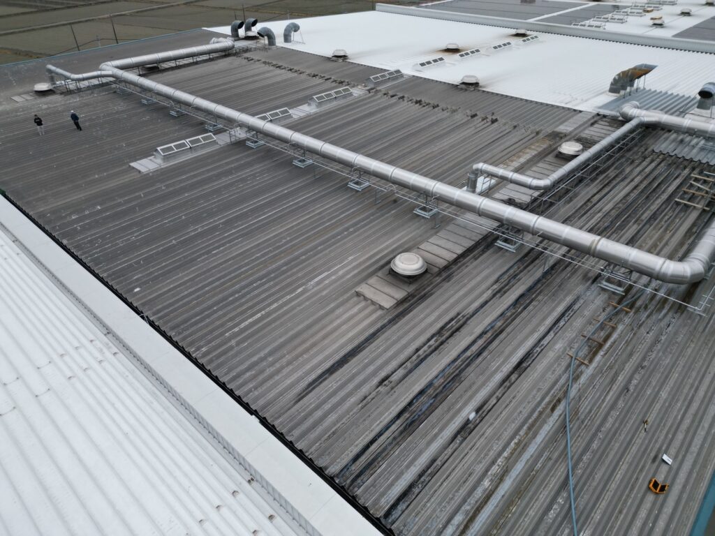 多気郡工場にて大型折板屋根の塗装工事｜錆止め吹き付け施工　